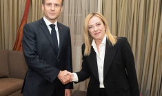 La Première ministre italienne Giorgia Meloni serre la main du président français Emmanuel Macron lors d'une réunion à Rome