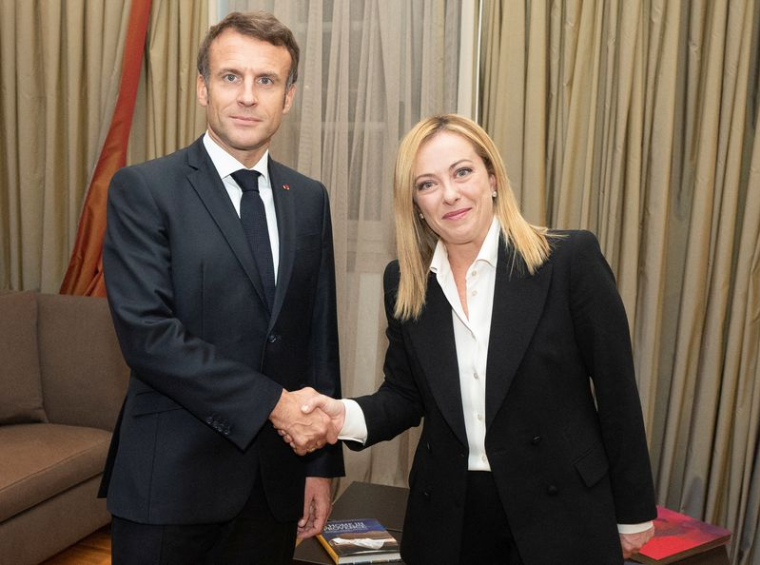La Première ministre italienne Giorgia Meloni serre la main du président français Emmanuel Macron lors d'une réunion à Rome