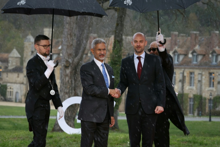 Le ministre français des Affaires étrangères Jean-Noël Barrot (d) accueille son homologue indien Subrahmanyam Jaishankar, avant une réunion du Groupe G7 à l'abbaye de Vaux-de-Cernay, à Cernay-la-Ville, près de Paris, le 26 mars 2026 ( AFP / Alain JOCARD )