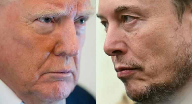 Le président américain Donald Trump à bord de son avion Air Force One le 4 mai 2025 ; et Elon Musk dans le Bureau ovale de la Maison Blanche à Washigton, le 21 mai 2025 ( AFP / SAUL LOEB )