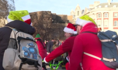 Des centaines de cyclistes déguisés en Père Noël traversent le centre de Londres