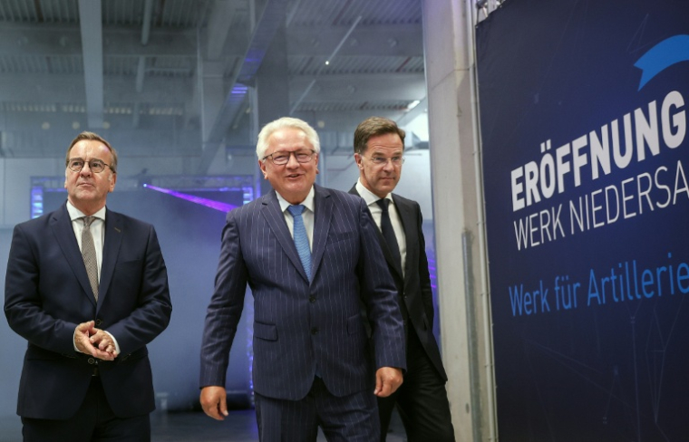(De gauche à droite) Le ministre allemand de la Défense Boris Pistorius, le PDG du groupe Rheinmetall Armin Papperger et le secrétaire général de l'Otan Mark Rutte, lors de l'inauguration d'une usine de munitions à Unterlüss (Allemagne), le 27 août 2025 ( AFP / Ronny HARTMANN )