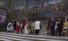 Le pape et le roi Charles III prient ensemble, une première historique