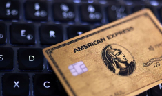 L'illustration montre une maquette de carte de crédit American Express