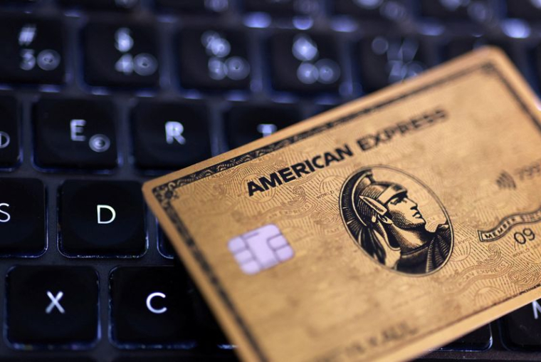 L'illustration montre une maquette de carte de crédit American Express