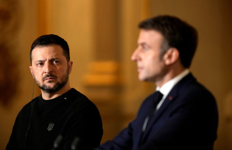 Le président français Emmanuel Macron et son homologue ukrainien Volodimir Zelensky lors d'une conférence de presse conjointe au palais de l'Élysée à Paris