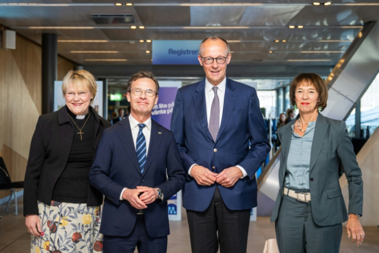 Le Premier ministre suédois Ulf Kristersson (2e G) et son épouse Birgitta Ed (G), aux côtés du chancellier allemand Friedrich Merz (2eD) et son épouse Charlotte Merz (D) à Stockholm le 9 mai  2026 ( AFP / Jonathan NACKSTRAND )