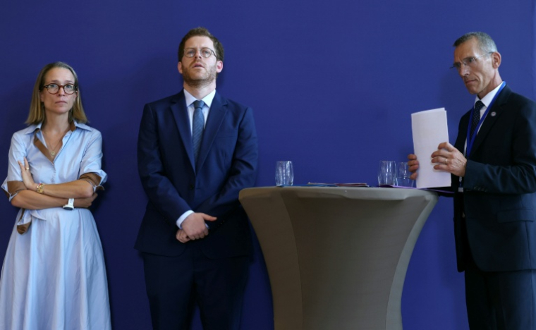 Le directeur général adjoint de l'ANSSI, le colonel Stéphane Bajard (d), le ministre délégué aux Comptes publics, David Amiel (c), et la directrice générale des Finances publiques, Amélie Verdier (g), lors d'une conférence de presse après la cyberattaque visant la Direction générale des Finances publiques (DGFiP), le 18 août 2026 au ministère de l'Économie et des Finances à Paris ( AFP / Thomas SAMSON )