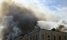 Un pompier lutte contre un incendie qui ravage un bâtiment de l'Académie des sciences d'Ukraine, touché par un drone russe dans le centre de Kiev le 28 septembre 2026. ( AFP / Genya SAVILOV )