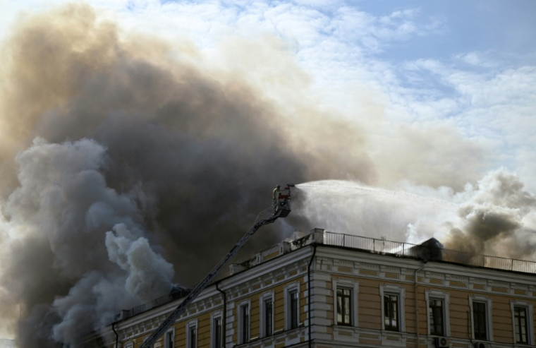 Un pompier lutte contre un incendie qui ravage un bâtiment de l'Académie des sciences d'Ukraine, touché par un drone russe dans le centre de Kiev le 28 septembre 2026. ( AFP / Genya SAVILOV )