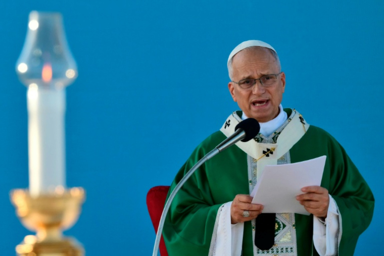 Le pape Léon XIV célèbre une messe dans le port de Rimini à l'occasion d'une visite pastorale, le 22 août 2026 ( AFP / Stefano RELLANDINI )