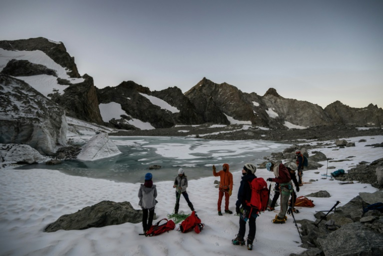 Des randonneurs s'apprête à gravir le glacier de la Selle dans le massif des Ecrins à  Saint-Christophe-en-Oisans, en Isère, le 9 juillet 2025  ( AFP / JEFF PACHOUD )