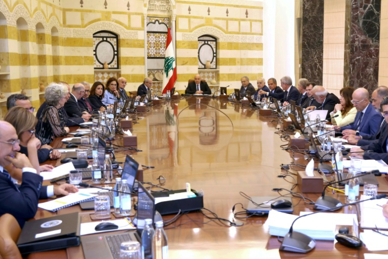 Image fournie par la présidence libanaise du président libanais Joeph Aoun, au centre, présidant une réunion de cabinet sur le désarmement du Hezbollah, au palais présidentiel de Baabda, près de Beyrouth, le 5 août 2025 ( Lebanese Presidency / - )