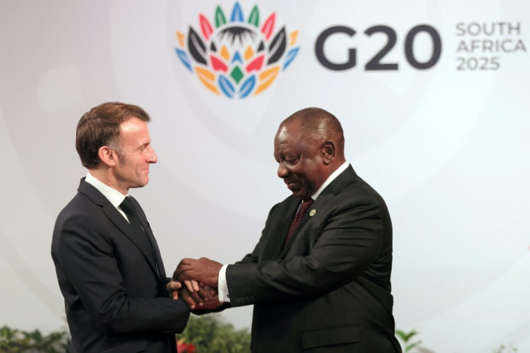 Le président sud-africain Cyril Ramaphosa accueille son homologue français Emmanuel Macron à l'ouverture du Sommet des dirigeants du G20 à Johannesburg, le 22 novembre 2025 ( POOL / Halden KROG )