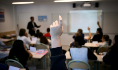 Professeur et élèves en cours dans le collège Auguste-Brizeux à Lorient, le 5 septembre 2024 ( AFP / Loic VENANCE )