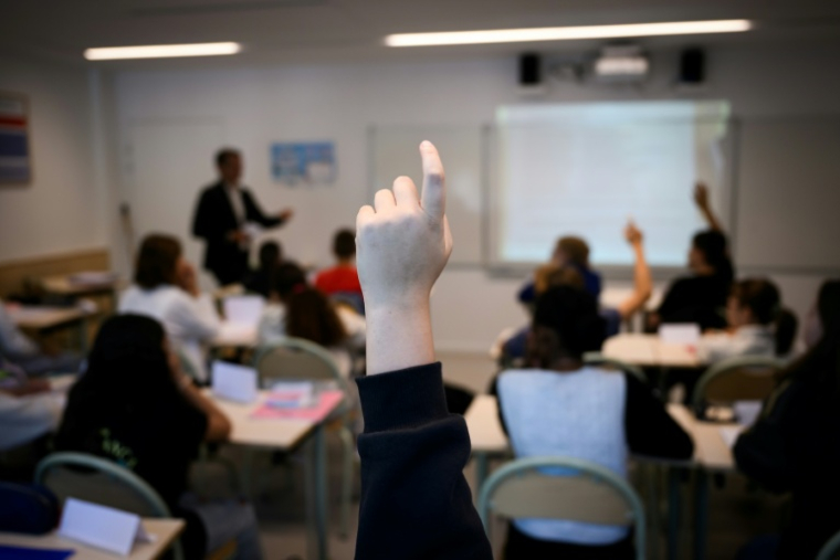 Professeur et élèves en cours dans le collège Auguste-Brizeux à Lorient, le 5 septembre 2024 ( AFP / Loic VENANCE )