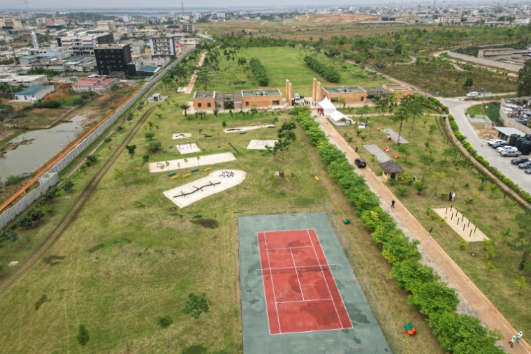 Vue aérienne, le 1er août 2025, de l'ancienne décharge d'Akouédo, à Abidjan, transformée en parc urbain ( AFP / Issouf SANOGO )