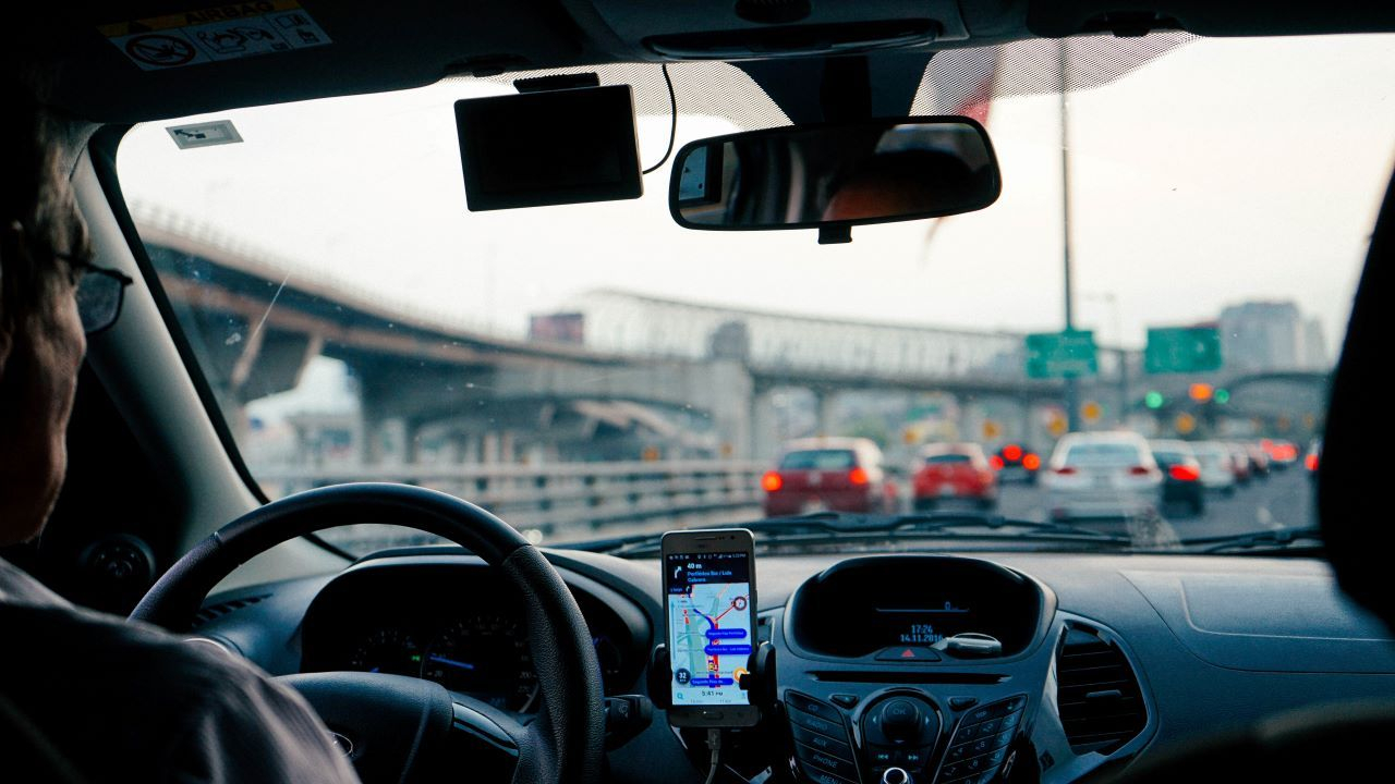 Uber rebaptise "vert" en "électrique" et offre aux chauffeurs américains 4 000 dollars pour passer aux VE