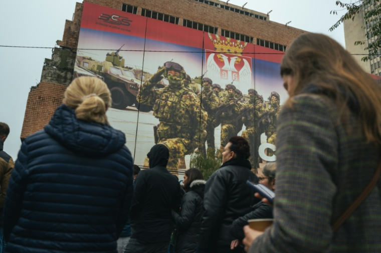 Des étudiants serbes et des habitants de Belgrade brandissent une banderole sur laquelle on peut lire "Nous n'abandonnerons pas" lors d'une manifestation organisée à Belgrade le 11 novembre 2025 contre le projet de Jared Kushner, gendre du président américain, de démolir l'ancien quartier général de l'armée yougoslave et de construire un hôtel de luxe sur le site. La question est sensible en Serbie, car ces bâtiments ont été bombardés à plusieurs reprises en 1999 lors d'une campagne aérienne de l'OTAN menée par les États-Unis pour mettre fin à la guerre du Kosovo (1998-1999). ( AFP / Andrej ISAKOVIC )