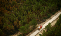 Vue aérienne depuis un hélicoptère de la sécurité civile montrant un camion de pompiers sur une route à Le Porge, en Gironde, le 31 juillet 2026 ( POOL / Sarah Meyssonnier )
