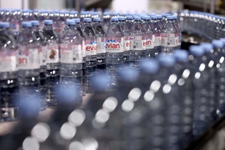 Photo d'archives de l'usine d'embouteillage d'Evian à Publier, en Haute-Savoie, le 16 décembre 2025 ( AFP / Alex MARTIN )
