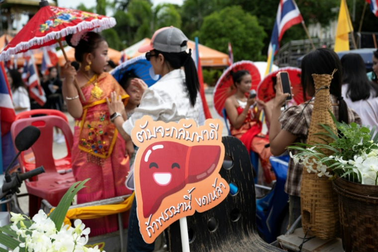 Une cérémonie marque le début du carême bouddhiste, le 30 juillet 2026 dans la province de Samut Sakhon, à l'ouest de Bangkok (  / Lillian SUWANRUMPHA )