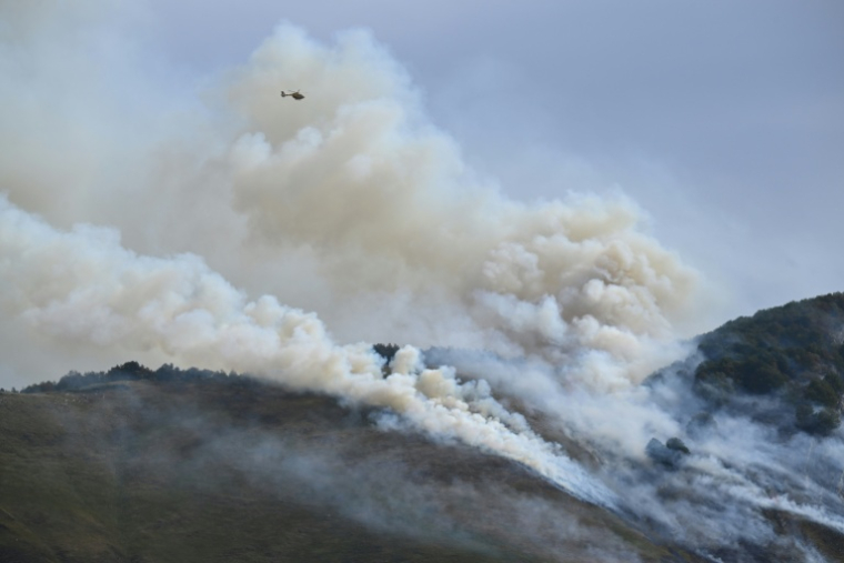Un hélicoptère de la Sécurité civile près d'Etsaut, dans les Pyrénées-Atlantiques, le 6 septembre 2026 ( AFP / Gaizka IROZ )