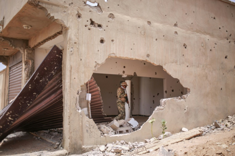 Un combattant du Front de libération de l'Azawad (FLA) à l’intérieur d’un bâtiment endommagé à Kidal, dans le nord du Mali, le 9 mai 2026 ( AFP / - )