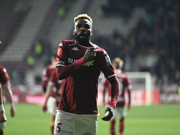 Aaron Boupendza retrouvé mort après une chute du onzième étage de son appartement