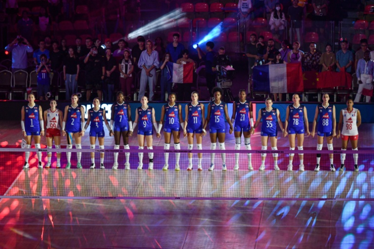 Les Bleues du volley durant l'hymne précédant leur 8e de finale du Mondial contre la Chine, le 31 août 2025 à Bangkok ( AFP / Amaury PAUL )