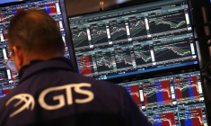 Des écrans d'indices boursiers, le 23 mai 2025 à  la Bourse de New York ( AFP / TIMOTHY A. CLARY )