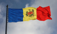 Photo du drapeau moldave déployé lors d'une cérémonie à Chisinau