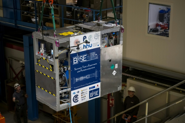Un dispositif cryogénique portable, rempli d'un nuage de 92 antiprotons, est transféré sur un camion, lors d'un essai réussi du premier système de transport d'antimatière au monde par la route, sur le campus du Cern, à Meyrin, près de Genève, le 24 mars 2026 en Suisse ( AFP / Fabrice COFFRINI )