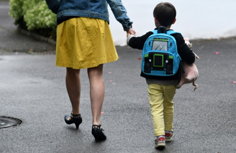 La France compte moins de pauvres en proportion de sa population mais un peu plus de personnes modestes que la moyenne des pays de l'UE, selon une étude de la Dree ( AFP / FRED TANNEAU )