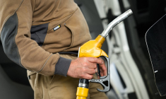 Après un pic à près de 2,40€ début avril, le prix moyen du litre de gazole à la pompe s'établissait le 21 avril à 2,18€ (illustration) ( AFP / LOIC VENANCE )