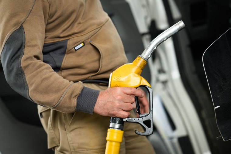 Après un pic à près de 2,40€ début avril, le prix moyen du litre de gazole à la pompe s'établissait le 21 avril à 2,18€ (illustration) ( AFP / LOIC VENANCE )