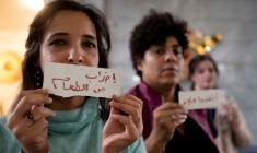 La journaliste égyptienne Mona Selim tient une pancarte sur laquelle on peut lire "Grève de la faim" alors qu'elle participe à un sit-in à l'intérieur du Syndicat du journalisme pour demander la libération du militant égypto-britannique Alaa Abd el-Fattah, au Caire