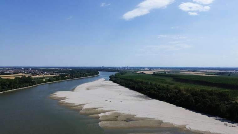 Vue aérienne d'un banc de sable sur le fleuve Pô à Pontelagoscuro, dans le nord-est de l'Italie, le 25 juin 2026 ( AFP / Stefano RELLANDINI )