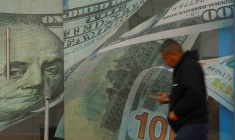 Un bureau de change recouvert d'illustrations de billets de dollar