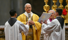 Le pape Léon XIV célèbre la messe de Noël le 24 décembre 2025 dans la basilique Saint-Pierre au Vatican ( AFP / Andreas SOLARO )