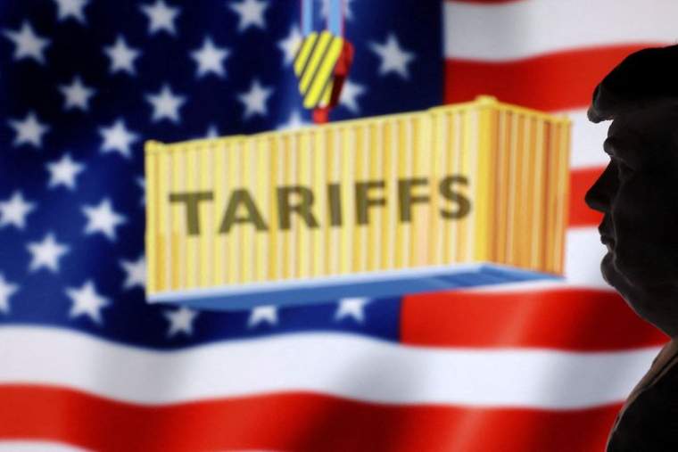 Une illustration montre le président américain Donald Trump, le drapeau américain et le mot "Tariffs"