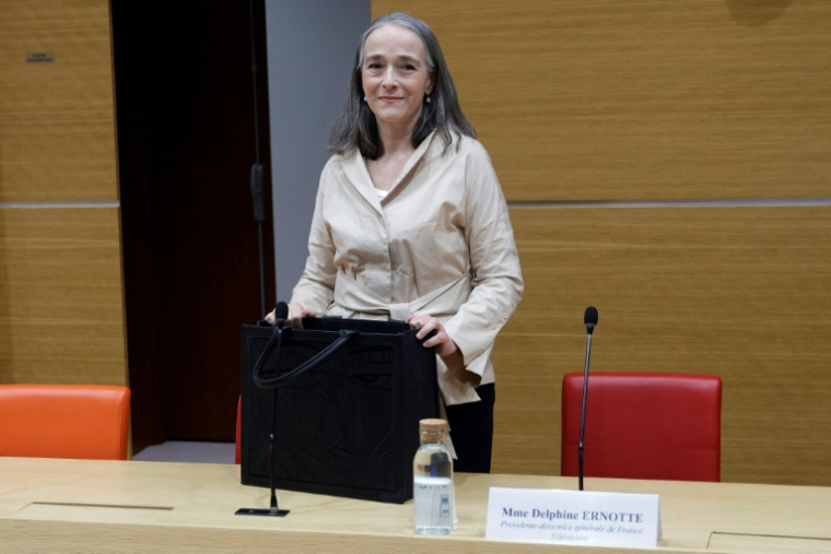 La dirigeante de France TV, Delphine Ernotte Cunci, arrive devant la commission d'enquête parlementaire sur l'audiovisuel public, à Paris, le 8 avril 2026 ( AFP / GEOFFROY VAN DER HASSELT )