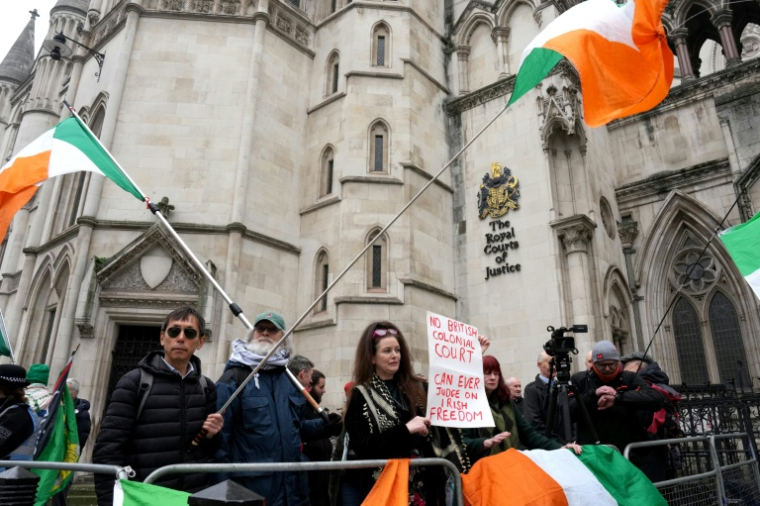 Manifestation devant la Haute Cour de Londres à l'arrivée de l'ancien dirigeant du Sinn Fein, Gerry Adams, le 9 mars 2026 ( AFP / CARLOS JASSO )