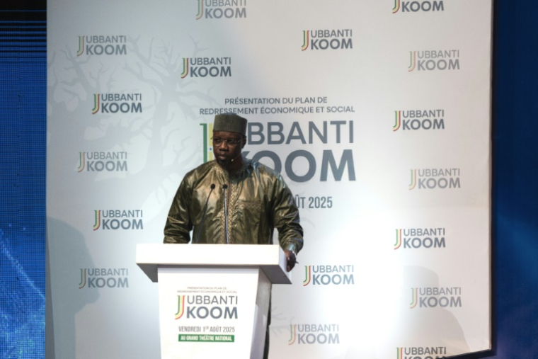 Le Premier ministre sénégalais Ousmane Sonko présente un plan de redressement économique et social du pays, le 1er août 2025, lors d'une cérémonie au Grand Théâtre de Dakar ( AFP / SEYLLOU )