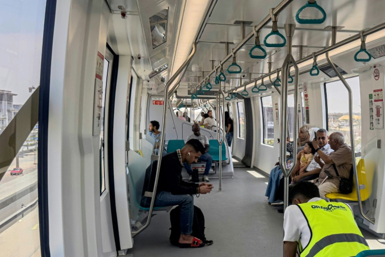 Des passagers à bord du monorail récemment inauguré qui circule dans le Nouveau Caire, un quartier de la banlieue de la capitale, le 22 mai 2026, en Egypte ( AFP / Khaled DESOUKI )