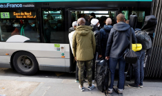 Pour revenir à la normale, la RATP compte recruter 2.500 conducteurs de bus et 400 conducteurs de métro ( AFP / LUDOVIC MARIN )