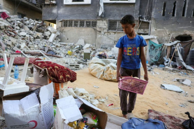 Un enfant dans les ruines après un bombardement israélien à Khan Younès, le 29 octobre 2025 ( AFP / BASHAR TALEB )