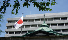 Le drapeau national japonais flotte au-dessus du siège de la Banque du Japon à Tokyo, le 16 juin 2026 ( AFP / Kazuhiro NOGI )