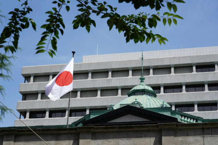 Le drapeau national japonais flotte au-dessus du siège de la Banque du Japon à Tokyo, le 16 juin 2026 ( AFP / Kazuhiro NOGI )