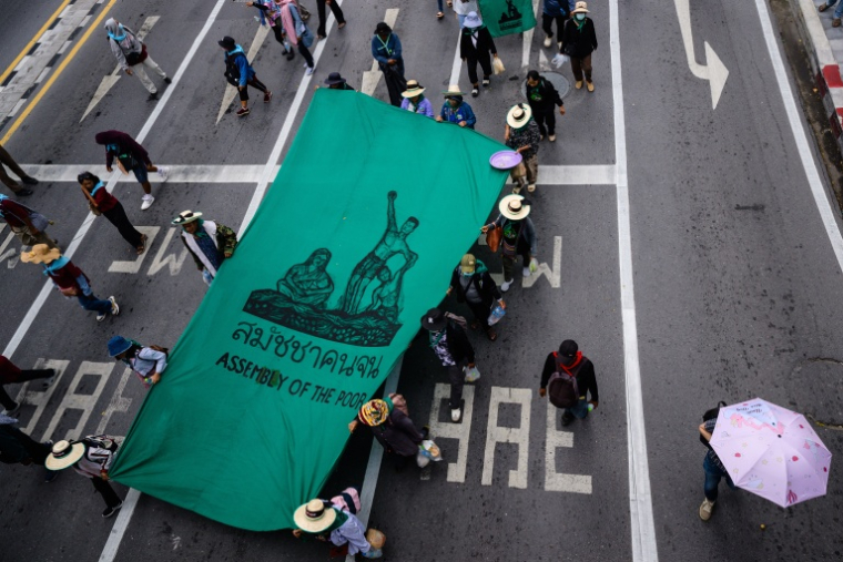 Manifestation contre le Fonds monétaire international (FMI) et la Banque mondiale à Bangkok, le 16 octobre 2026 en Thaïlande ( AFP / ANTHONY WALLACE )